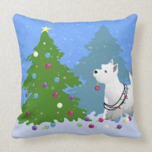 Westie Dekorieren eines Weihnachtsbaumes im Wald