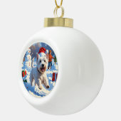 Westie läuft im Schnee mit Weihnachtshut Keramik Kugel-Ornament (Rechts)