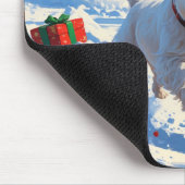 Westie läuft im Schnee mit Weihnachtshut Mousepad (Ecke)