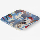 Westie läuft im Schnee mit Weihnachtshut Pappteller (Gewinkelt)