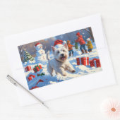Westie läuft im Schnee mit Weihnachtshut Rechteckiger Aufkleber (Umschlag)