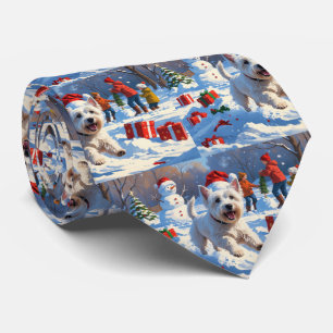 Westie läuft im Schnee mit Weihnachtsmütze Krawatte