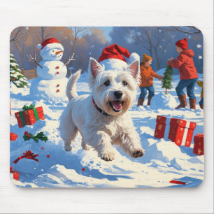 Westie läuft im Schnee mit Weihnachtsmütze Mousepad