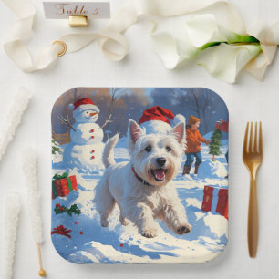 Westie läuft im Schnee mit Weihnachtsmütze Pappteller
