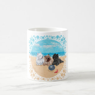 Westie mit Cairn Terriern am Strand Kaffeetasse