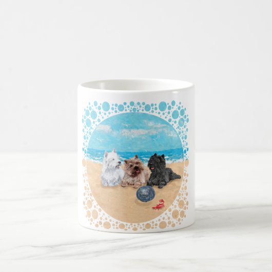 Westie mit Cairn Terriers am Strand Kaffeetasse (Mittel)