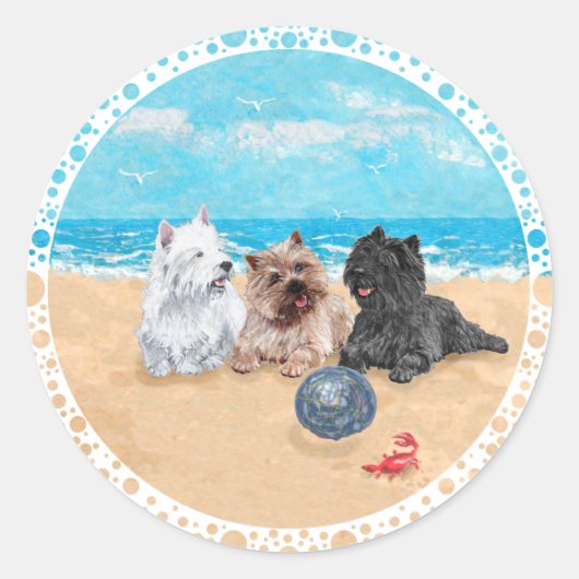 Westie mit Cairn Terriers am Strand Runder Aufkleber (Vorderseite)