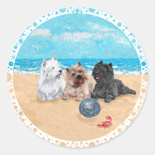 Westie mit Cairn Terriers am Strand Runder Aufkleber
