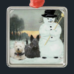 Westie & Scottie Build a Snowman Silbernes Ornament<br><div class="desc">Ja,  sie haben es selbst gebaut!! Diese Westie und Scottie verbringen einen schönen Wintertag zusammen! Haben Sie eine Westie und Scottie,  wir tun! Diese Designs sind aus meinem originalen Kunstwerk entstanden und sind auf Kleidung,  Neuheit und Geschenkartikeln erhältlich! Viel Spaß!</div>