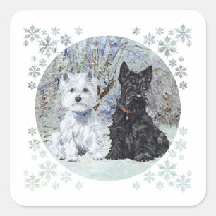 Westie und Scottie in verschneiter Landschaft Quadratischer Aufkleber