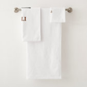 Westliches, geprägtes Lederinitial-Monogramm E Badhandtuch Set (Insitu)