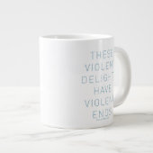 Westwelt | Typografie-Zitat "Gewaltsame Freuden" Jumbo-Tasse (Vorderseite Rechts)