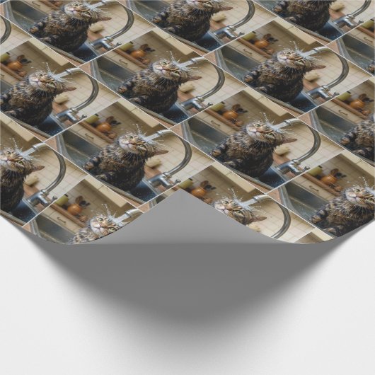 Wet Tabby Cat Sitting In a Kitchen Sink Geschenkpapier (Ecke)