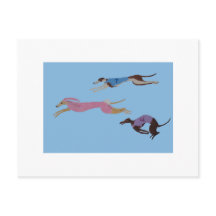 Wettkampf-Greyhounds mit Leithund im Hasenkostüm