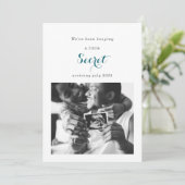 We've Been Keeping a Secret Photo Baby Card Einladung (Stehend Vorderseite)
