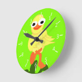 Whacky Bird Chartreuse Runde Wanduhr (Winkel)