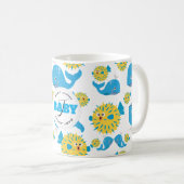 Whale & Blowfish Cartoon Monogram Muster Kaffeetasse (VorderseiteRechts)