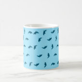 Whale Muster auf hellblauem Hintergrund Kaffeetasse (Mittel)