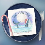 Whale Santa Seas Nautical Christmas Serviette<br><div class="desc">Die Weihnachtsservietten des Nautic Spaßes sind mit einem Aquarellwal ausgestattet, der eine Weihnachtsmannmütze trägt, die unter einem magischen Mond schwimmt, und mit Sternen, die mit Lichtern an der Saite ihren Schwanz schmücken. Die Grüße "Seas & Greetings" und "Einen Wal von einem guten Weihnachtsfest wünschen", zusammen mit dem Namen können personalisiert...</div>