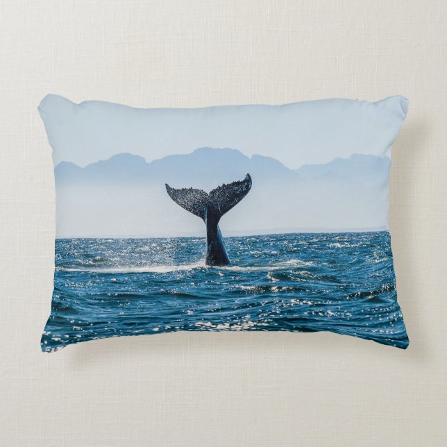 Whale Schwanz Seascape: Dramatisches Wasser. Dekokissen (Vorderseite)