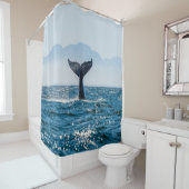 Whale Schwanz Seascape: Dramatisches Wasser. Duschvorhang (Beispiel)