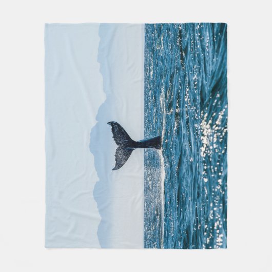 Whale Schwanz Seascape: Dramatisches Wasser. Fleecedecke (Vorderseite)