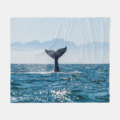 Whale Schwanz Seascape: Dramatisches Wasser. Fleecedecke (Vorderseite (Horizontal))