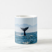 Whale Schwanz Seascape: Dramatisches Wasser. Kaffeetasse (Mittel)