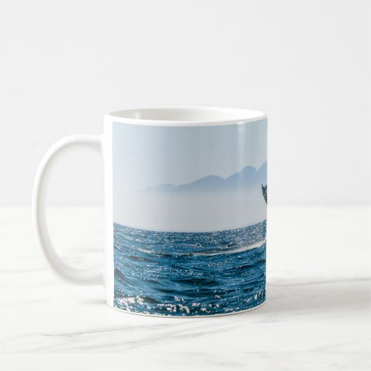 Whale Schwanz Seascape: Dramatisches Wasser. Kaffeetasse (Links)