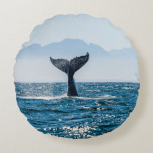 Whale Schwanz Seascape: Dramatisches Wasser. Rundes Kissen