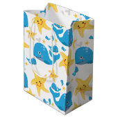Whale & Starfish Cartoon Monogram Muster Mittlere Geschenktüte (Rückseite Schrägansicht)