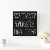 What time is it? Funny Black White Clock Asking Quadratische Wanduhr (Zuhause)