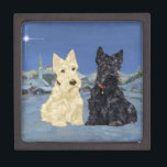 Wheaten Black Scottish Christmas Schmuckkiste<br><div class="desc">Scottish Terriers auf einem knusprigen Dezember Abend,  bewundern den Weihnachtsstar hoch im Himmelsbogen über ihnen! Ein schottischer Hund Weihnachten wünschen Segnungen für alle. Besuchen Sie Maggie Ross Scotties Shop und sehen Sie dieses plus über 400 andere saisonale Designs aus meinem Original-Kunstwerk über Kleidung,  Neuheit und Geschenke. Aroooo! Frohe Weihnachten!</div>