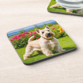 Wheaten Scottish Terrier spielt in Blume Grass Getränkeuntersetzer (Linke Seite)