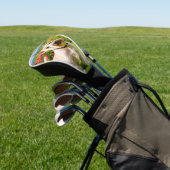 Wheaten Scottish Terrier spielt in Blume Grass Golf Headcover (In SItu)