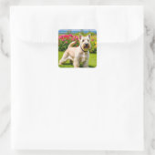 Wheaten Scottish Terrier spielt in Blume Grass Quadratischer Aufkleber (Tasche)
