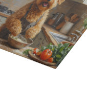 Wheaten Terrier Cooking in Kitchen Schneidebrett (Ecke)