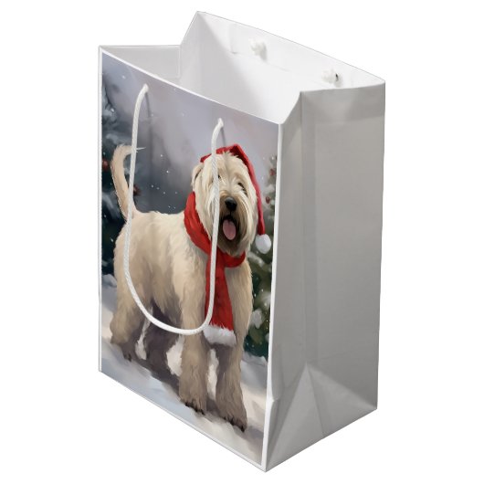 Wheaten Terrier Dog im Schnee Weihnachten Mittlere Geschenktüte (Vorderseite Schrägansicht)