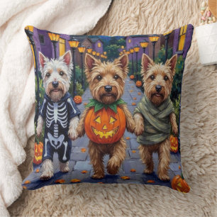 Wheaten-Terrier-Hunde in Halloween-Kostümen Kissen