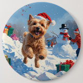 Wheaten Terrier läuft im Schnee mit Weihnachtshut Button (Vorderseite)