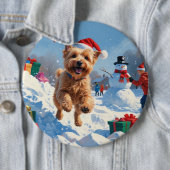 Wheaten Terrier läuft im Schnee mit Weihnachtshut Button (Beispiel)