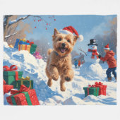 Wheaten Terrier läuft im Schnee mit Weihnachtshut Fleecedecke (Vorderseite (Horizontal))