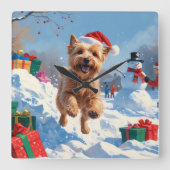 Wheaten Terrier läuft im Schnee mit Weihnachtshut Quadratische Wanduhr (Vorderseite)