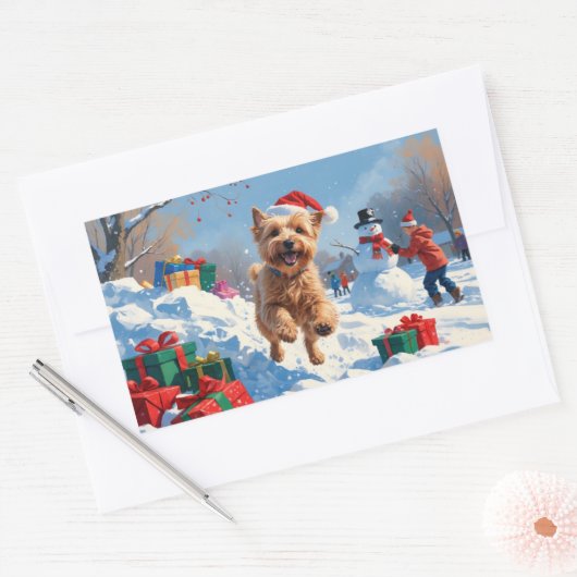 Wheaten Terrier läuft im Schnee mit Weihnachtshut Rechteckiger Aufkleber (Umschlag)