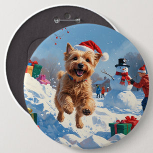 Wheaten Terrier läuft im Schnee mit Weihnachtsmütz Button