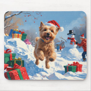 Wheaten Terrier läuft im Schnee mit Weihnachtsmütz Mousepad