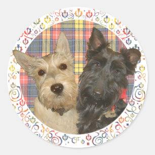Wheaten und schwarze Scotties auf Tartan Runder Aufkleber