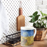 Wheatfield mit Crows von Van Gogh Porzellantasse<br><div class="desc">Eine schöne China-Tasse mit dem postimpressionistischen Gemälde Wheatfield with Crows (1890) von Vincent van Gogh (1853-1890). Als sein letztes Gemälde betrachtet,  aber Kunsthistoriker unterscheiden sich darin. Ein schmutziger Pfad durch die Felder mit einem blauen Himmel und einer Herde von Krähen.</div>