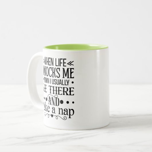 When Life Knocks Me Down, I Take a Nap Mug Zweifarbige Tasse (Vorderseite Links)