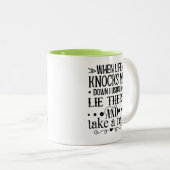When Life Knocks Me Down, I Take a Nap Mug Zweifarbige Tasse (VorderseiteRechts)